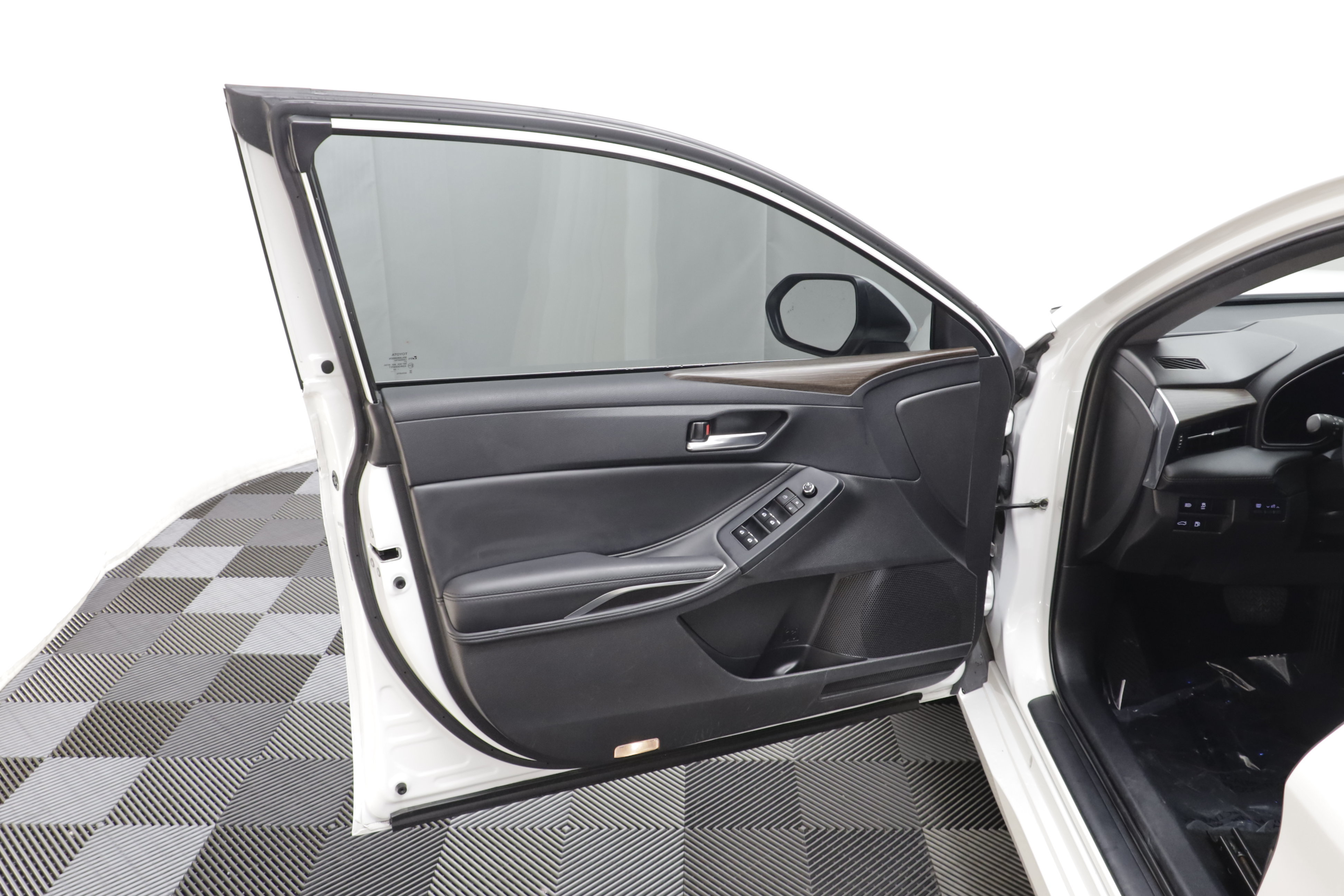 Used 2022 Toyota Avalon XLE FWD image 5