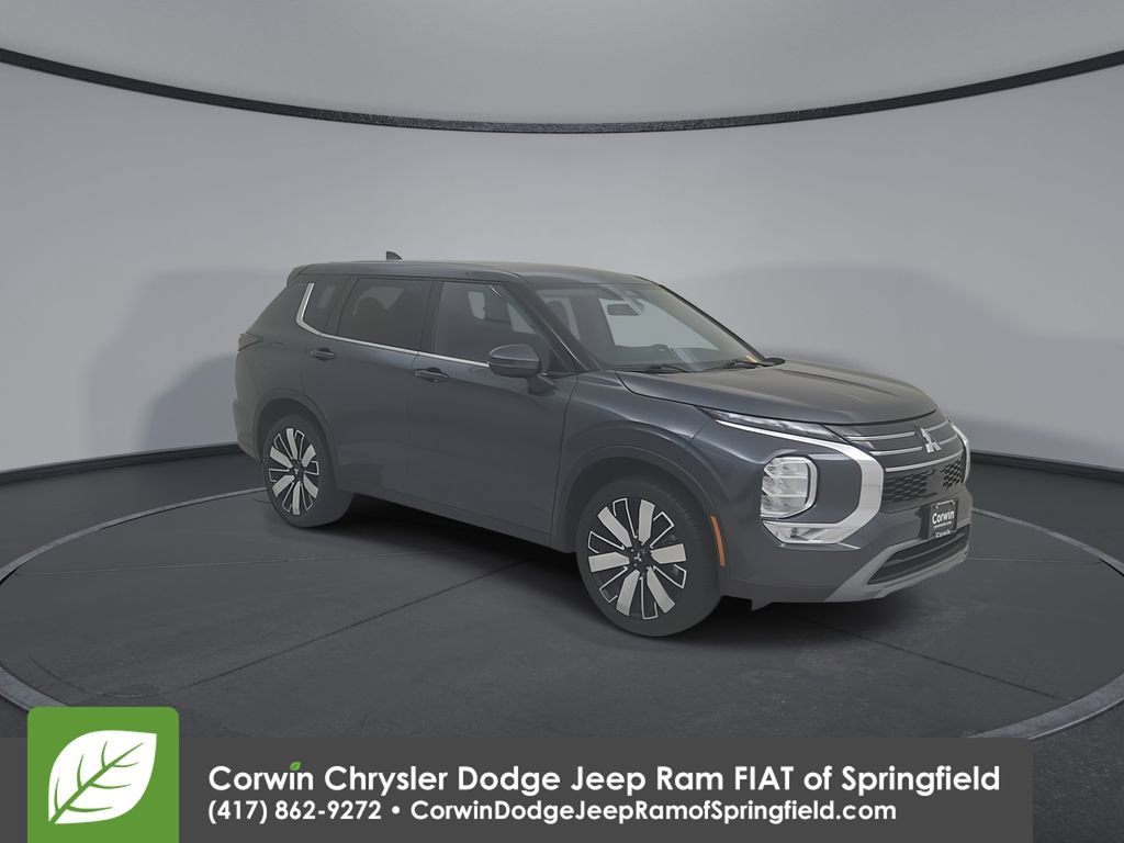 Used 2025 Mitsubishi Outlander SE FWD image 3