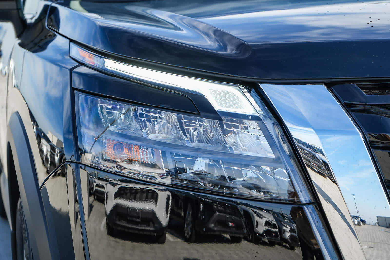 Used 2025 Nissan Pathfinder SL FWD image 4