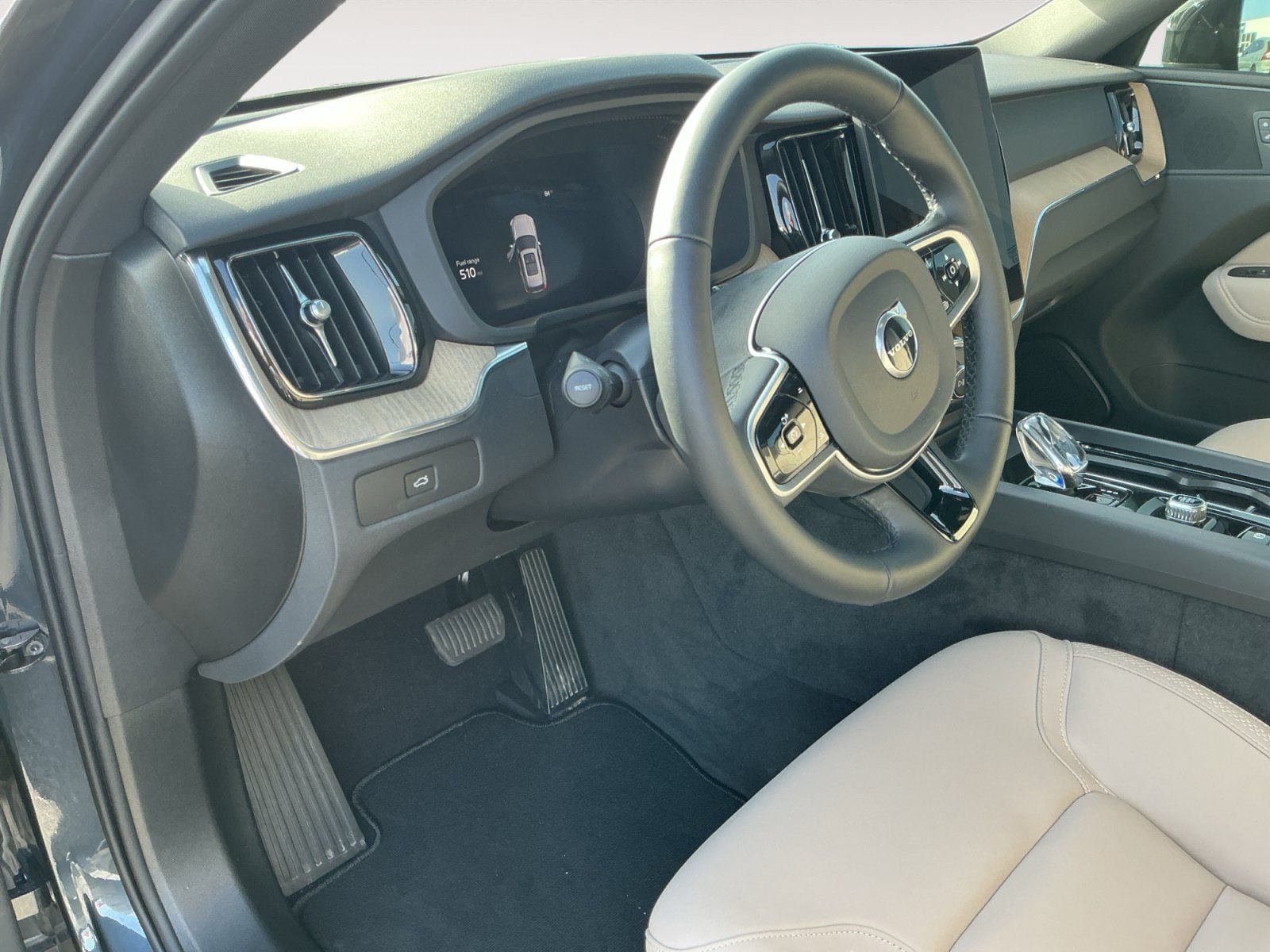 New 2026 Volvo XC60 B5 Plus w/ Protection Package Premier AWD/4WD image 10
