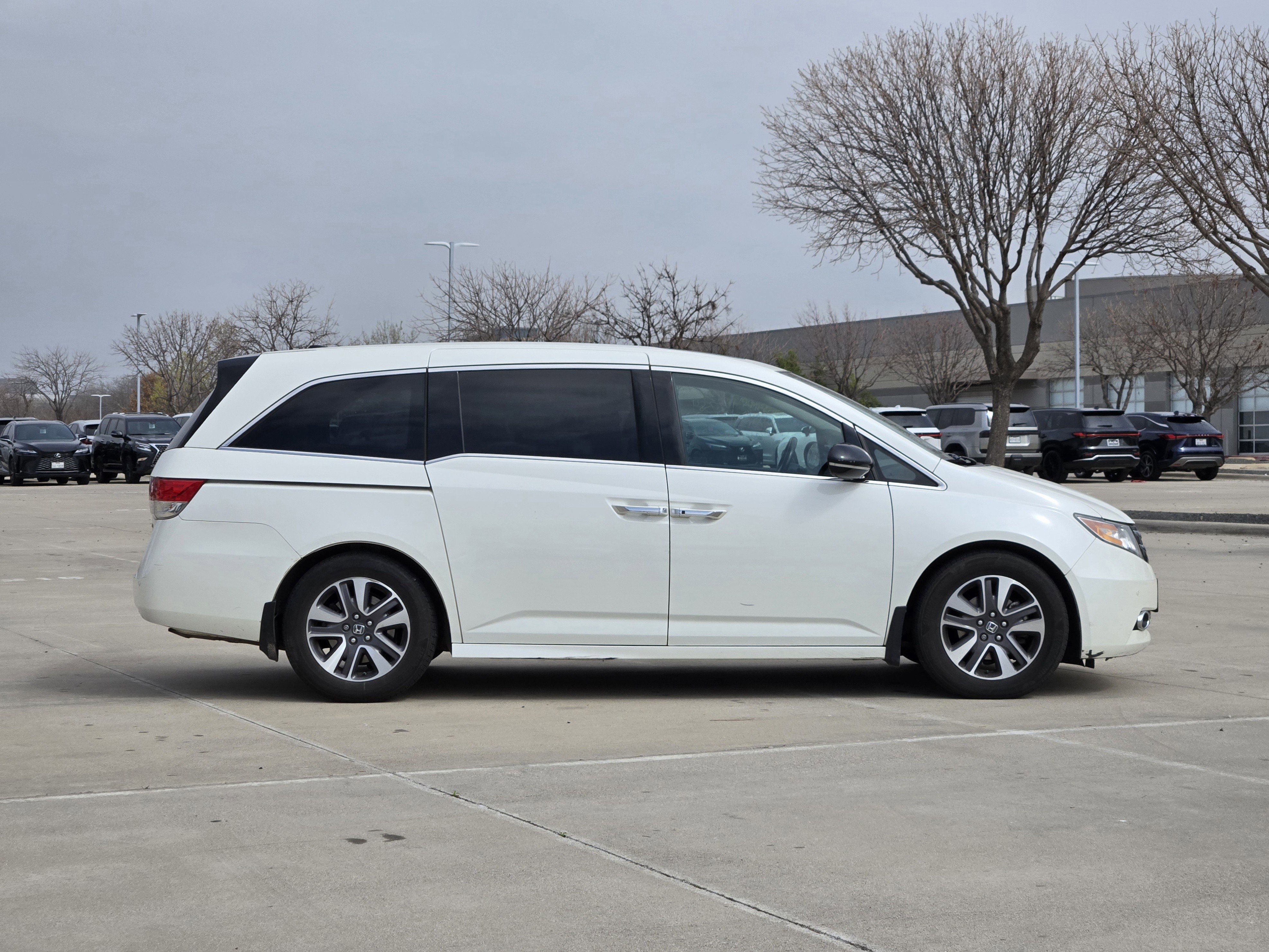 Used 2016 Honda Odyssey Touring Elite image 3
