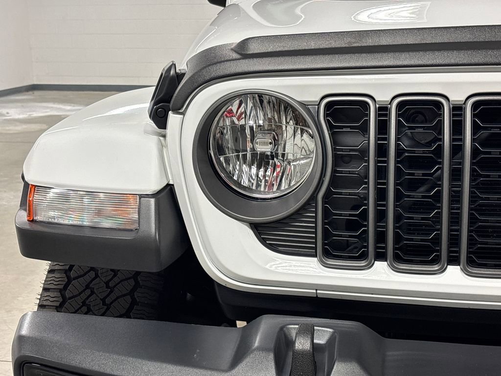 Used 2025 Jeep Gladiator Sport image 6