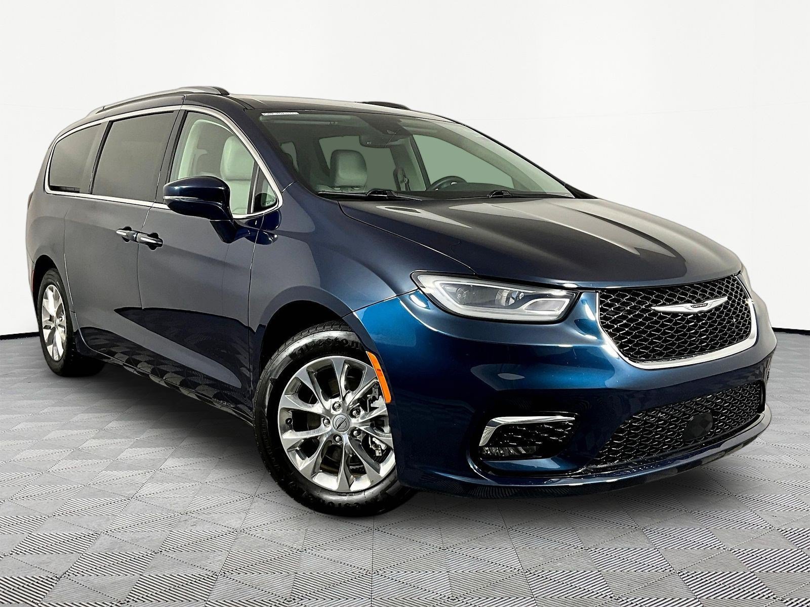 Used 2021 Chrysler Pacifica Touring-L FWD image 3
