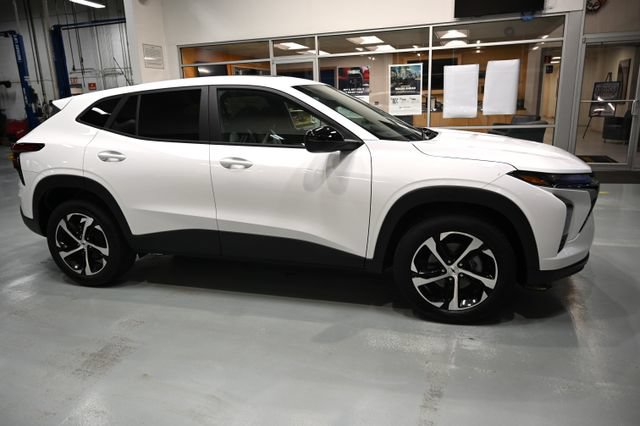 New 2026 Chevrolet Trax RS w/ Sunroof Package FWD image 4