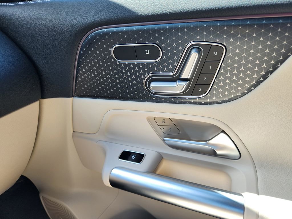 Used 2025 Mercedes-Benz GLA 250 4MATIC image 33