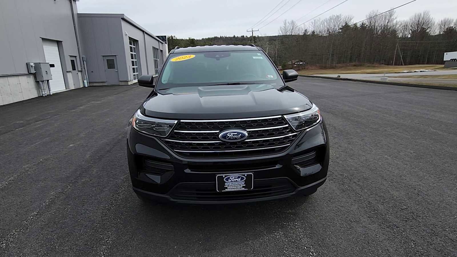 Used 2023 Ford Explorer XLT image 3