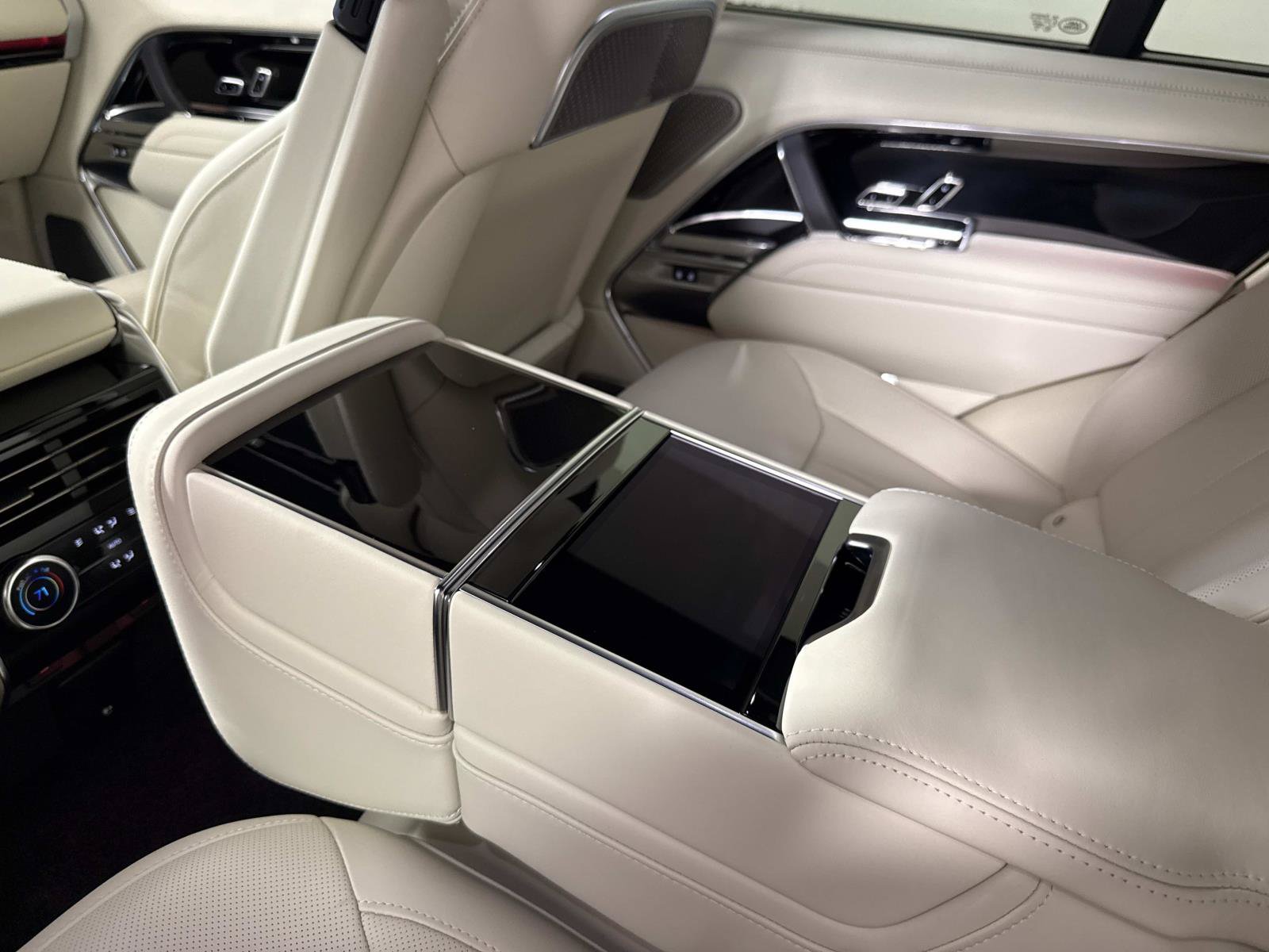 New 2026 Land Rover Range Rover Autobiography AWD/4WD image 15