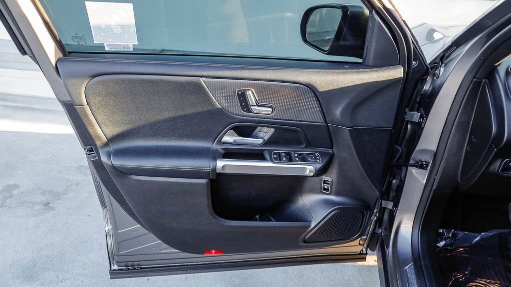 Used 2021 Mercedes-Benz GLB 250 4MATIC image 24