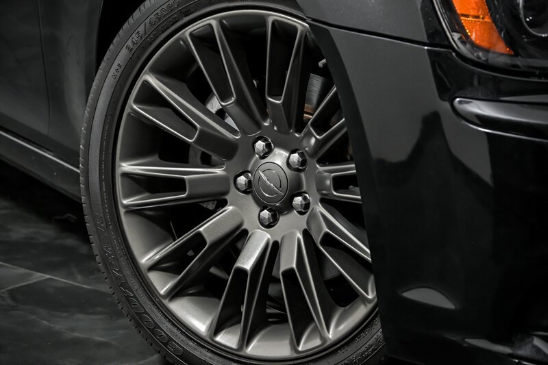 Used 2013 Chrysler 300 C RWD image 3