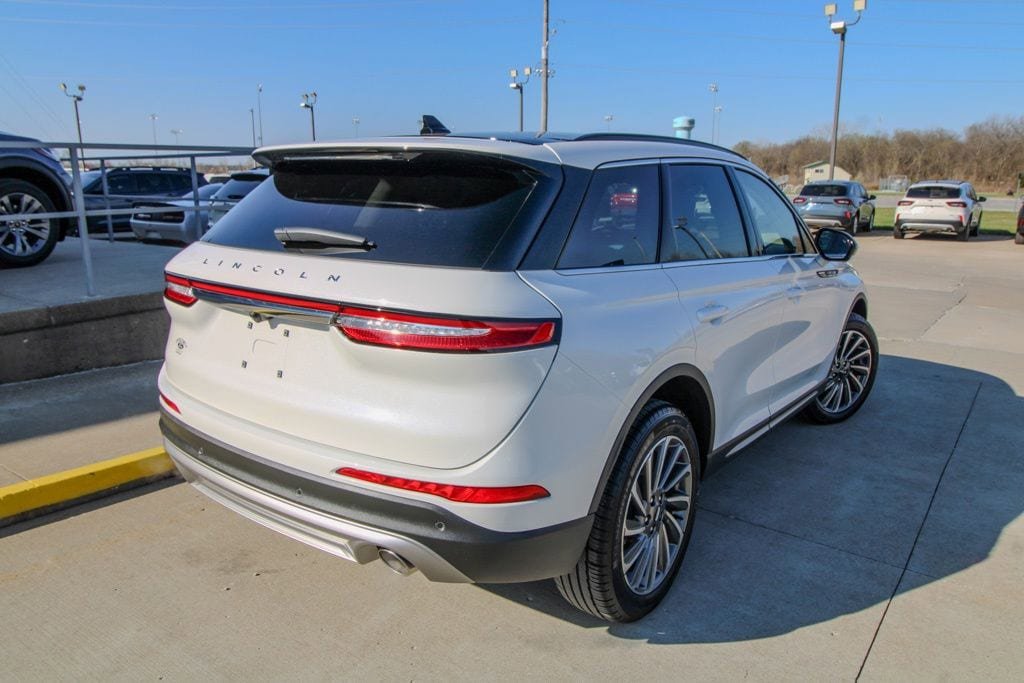 Used 2025 Lincoln Corsair Reserve w/ Equipment Group 202A AWD/4WD image 3