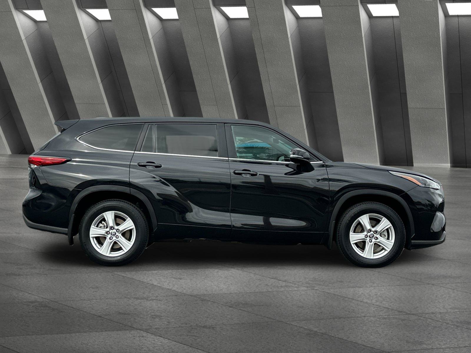 Used 2023 Toyota Highlander LE AWD/4WD image 3