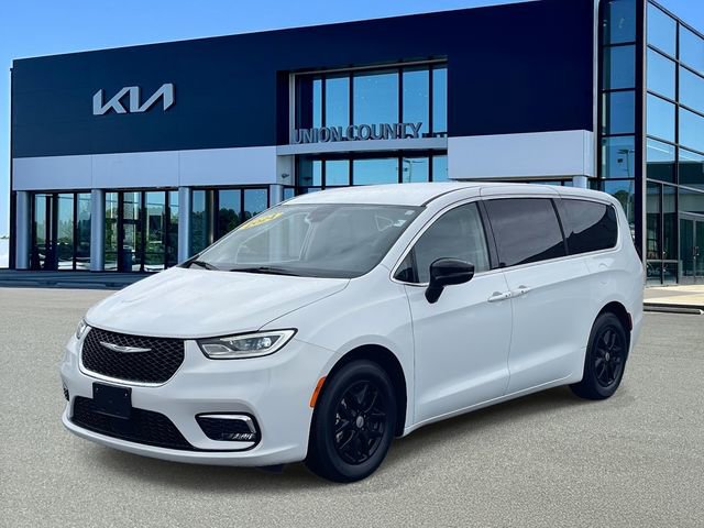 Used 2024 Chrysler Pacifica Touring-L image 9