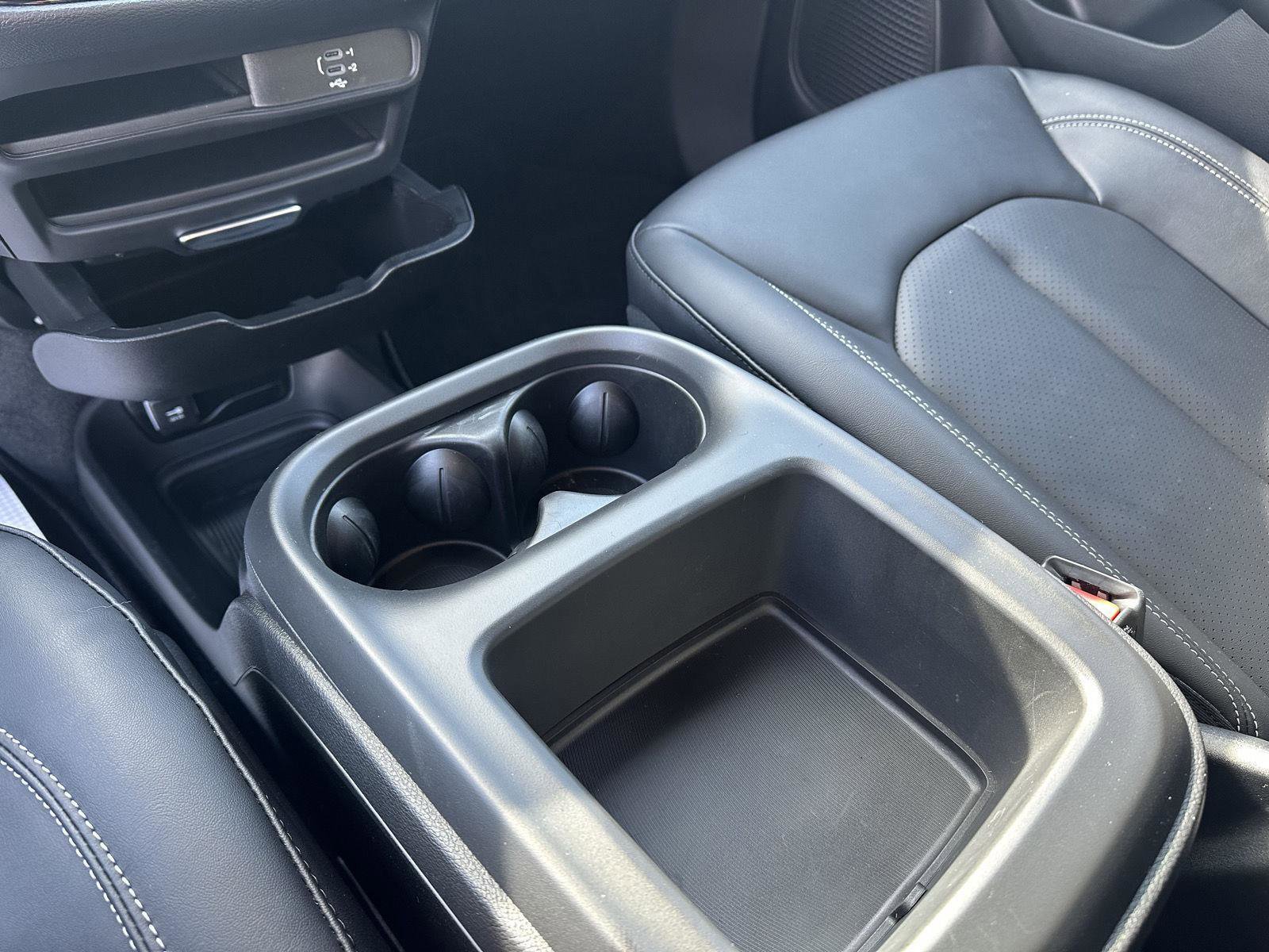 Used 2026 Chrysler Voyager LX image 33