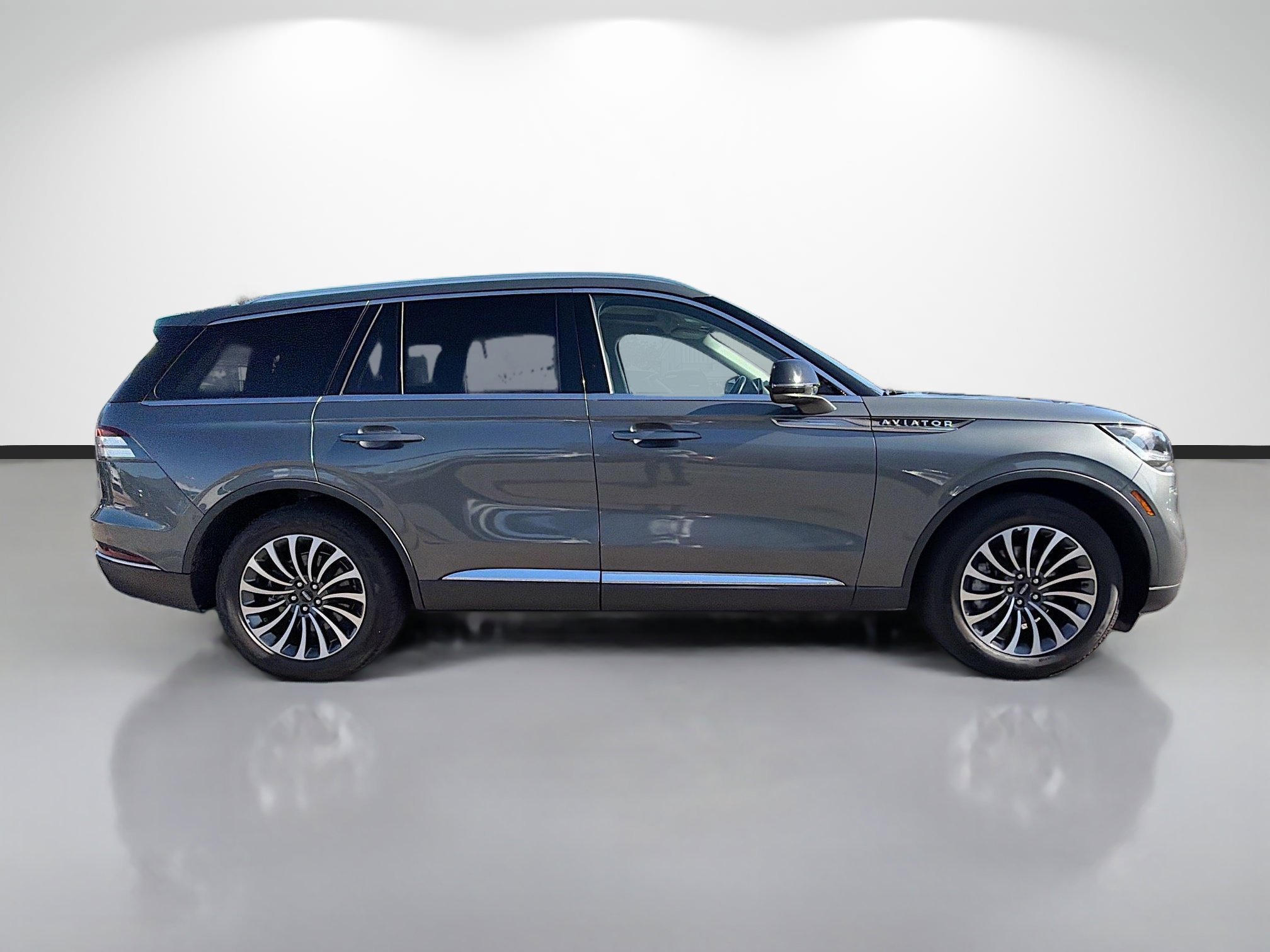 Used 2023 Lincoln Aviator Reserve AWD/4WD image 2