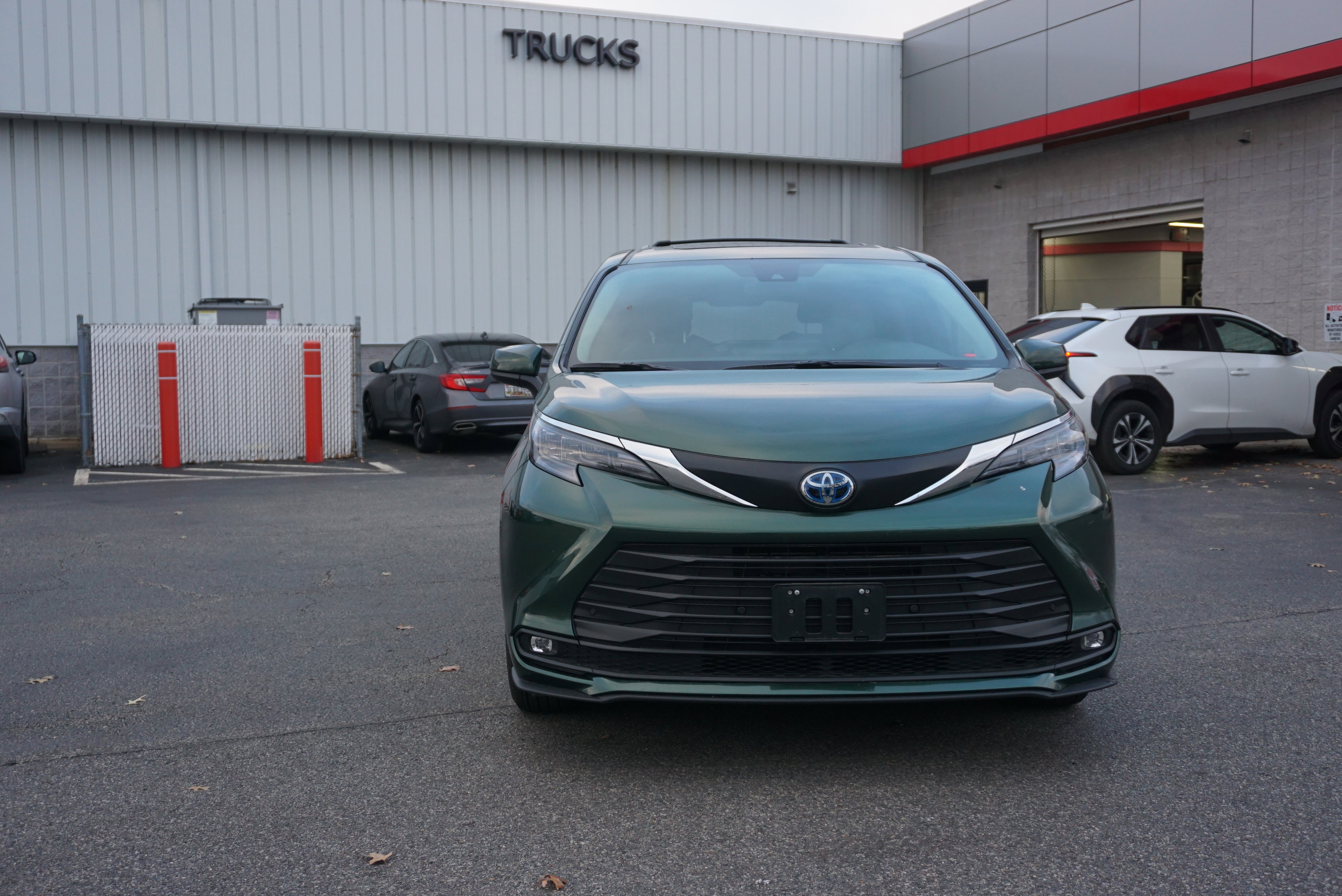 Used 2025 Toyota Sienna XLE image 2