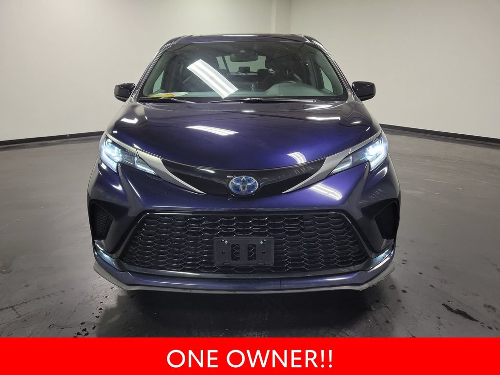 Used 2024 Toyota Sienna XSE AWD/4WD image 3