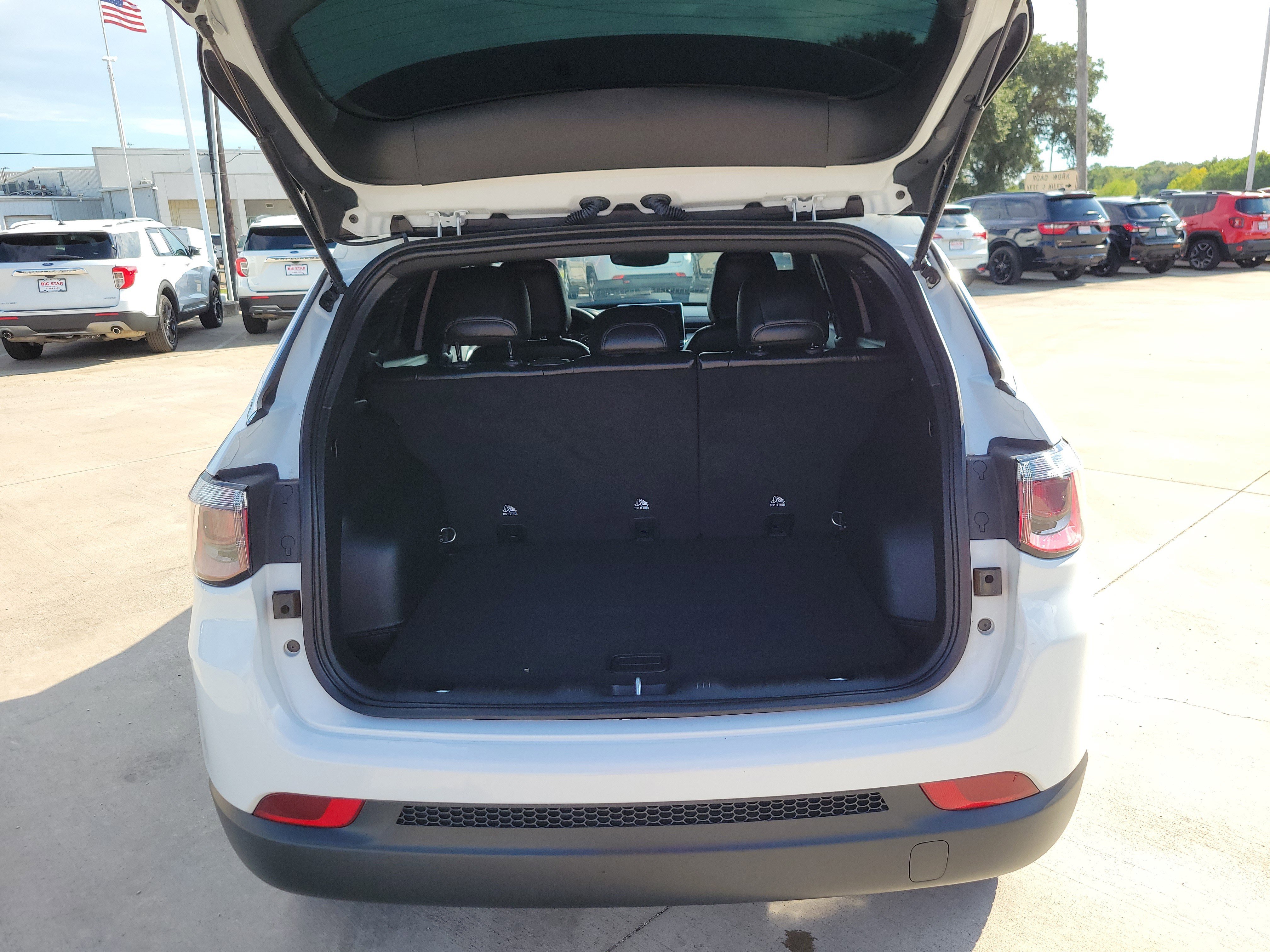 Used 2023 Jeep Compass Latitude image 28