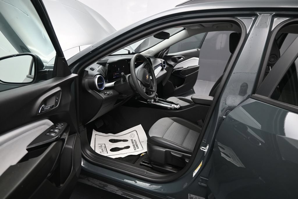 Used 2025 Chevrolet Trax LT FWD image 12