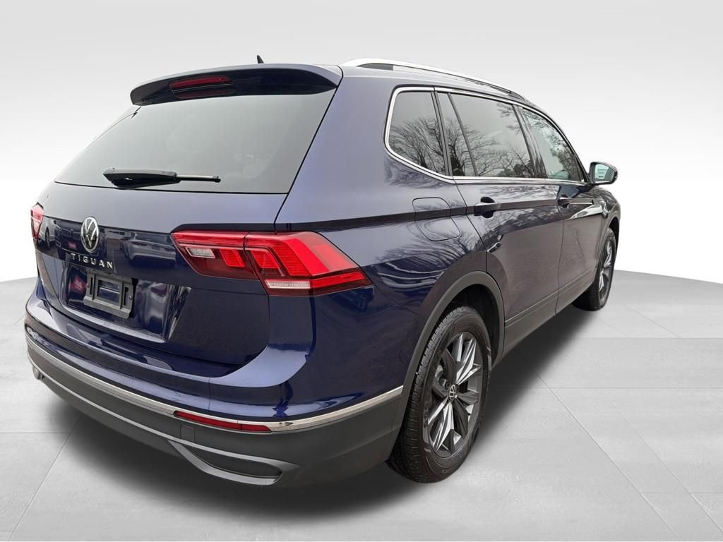 Used 2023 Volkswagen Tiguan SE w/ Panoramic Sunroof Package image 5