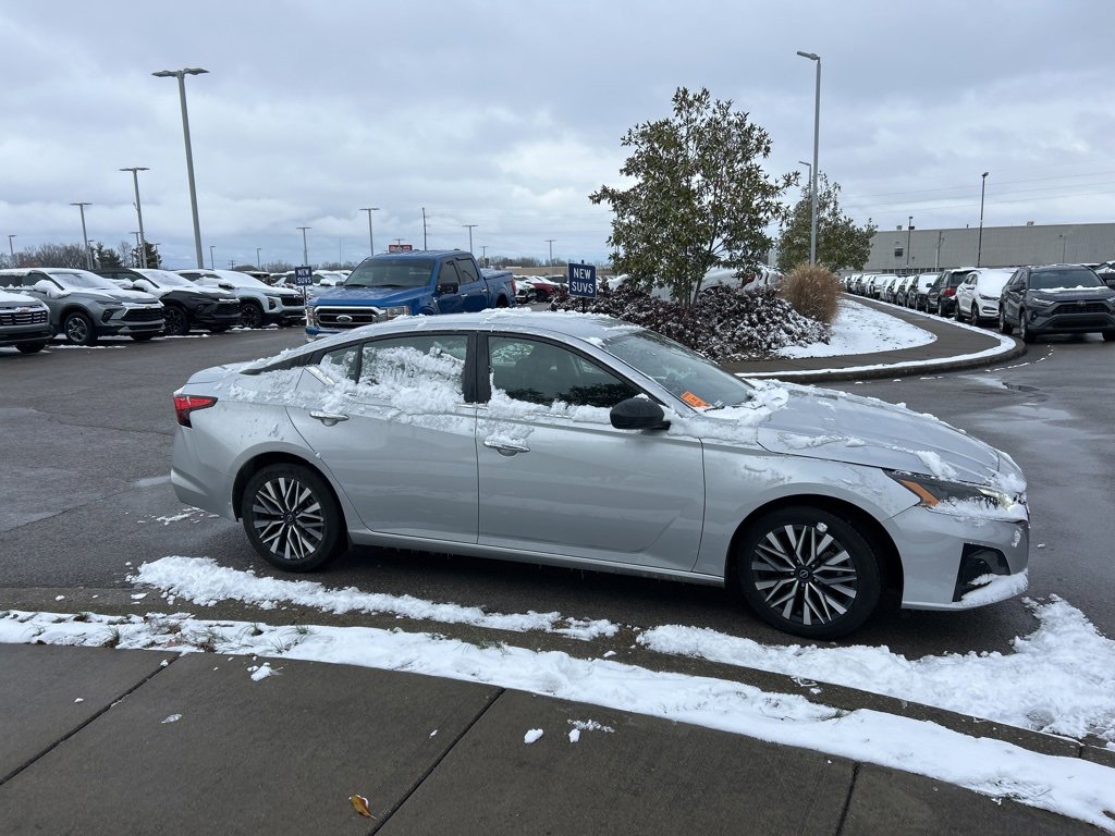 Used 2024 Nissan Altima 2.5 SV image 4