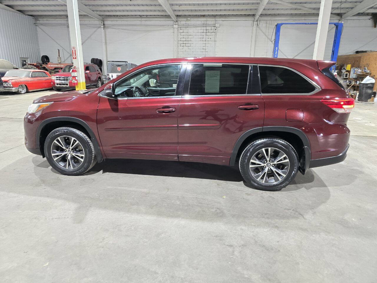 Used 2017 Toyota Highlander LE AWD/4WD image 5