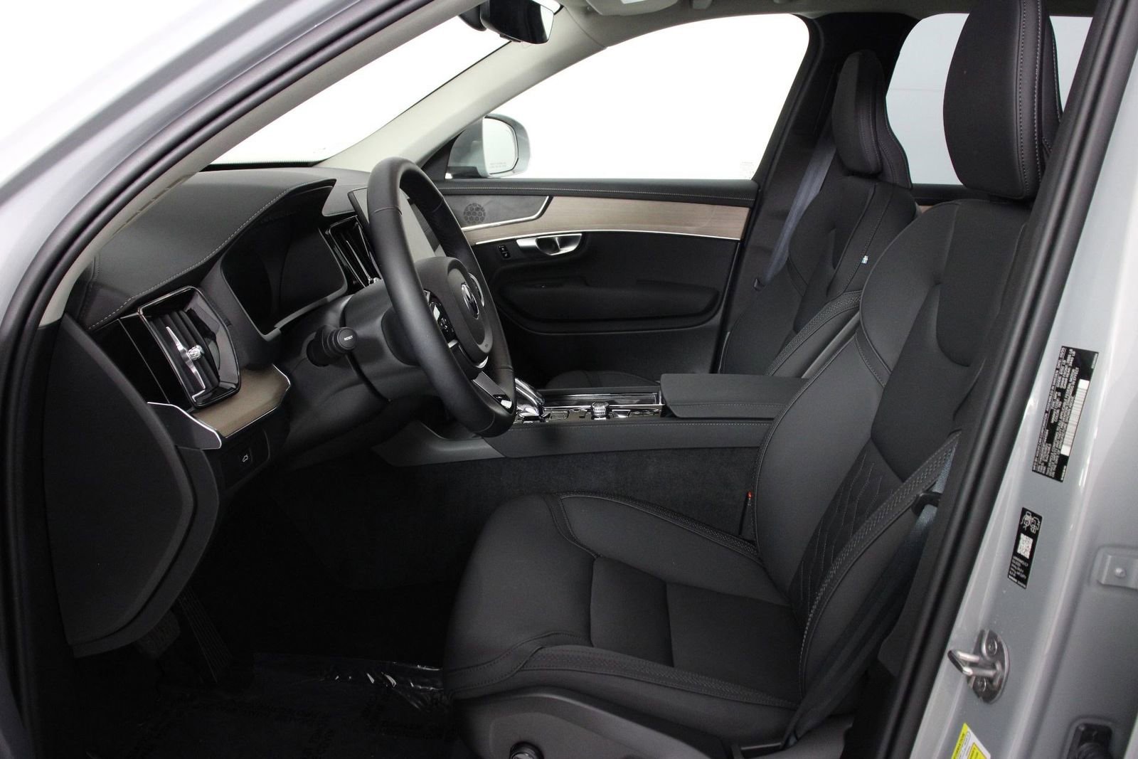 Certified 2026 Volvo XC90 B6 Plus image 31