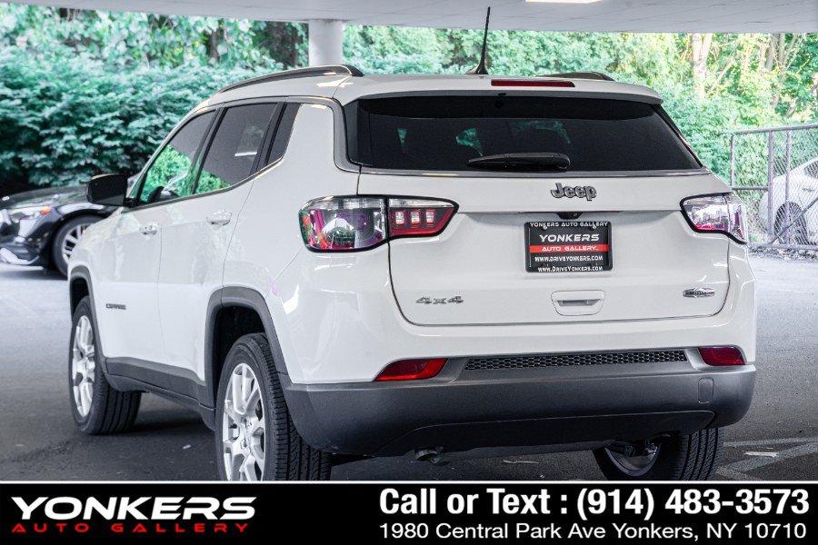Used 2023 Jeep Compass Latitude w/ Sun and Sound Group AWD/4WD image 9