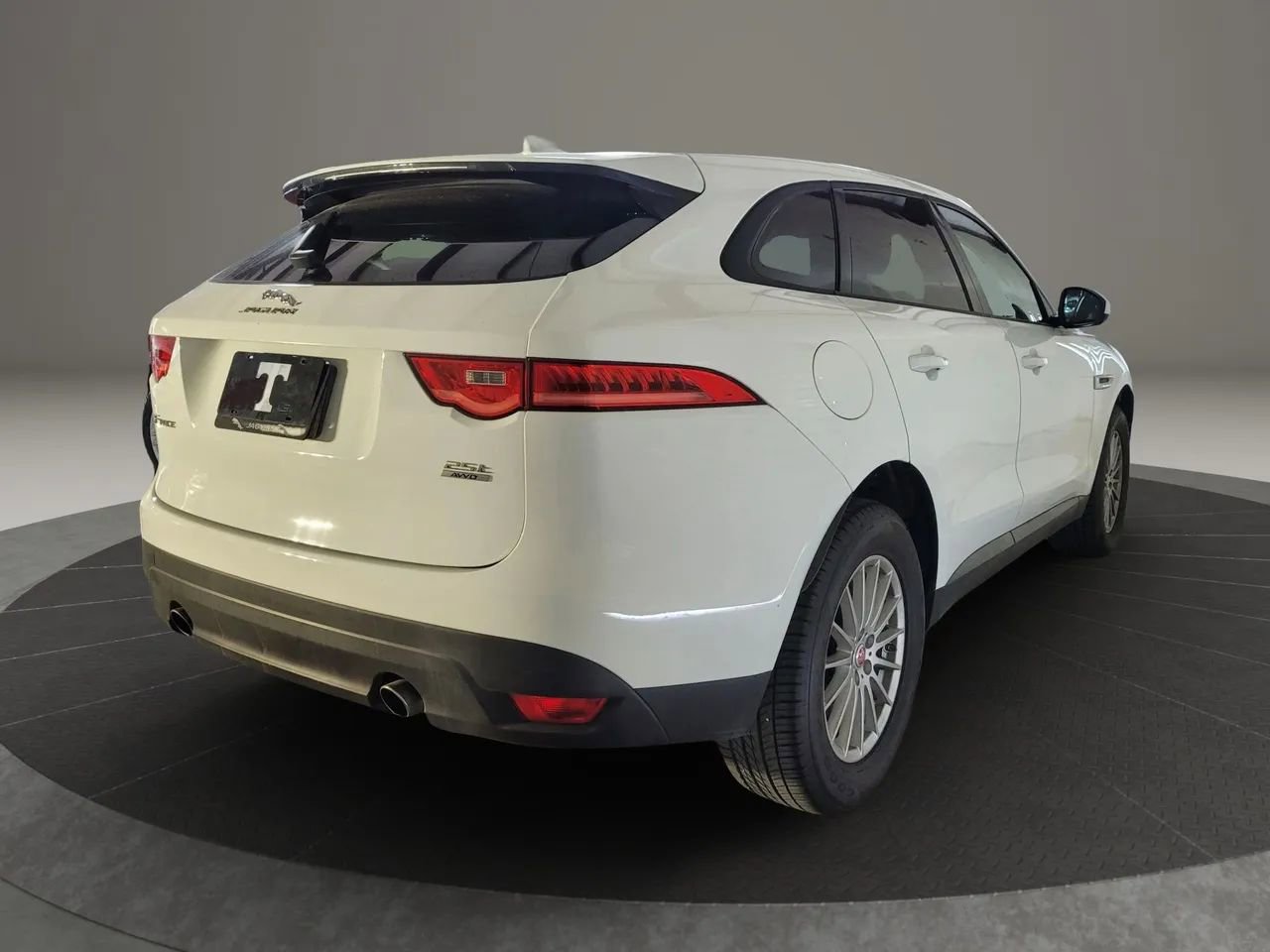 Used 2018 Jaguar F-PACE image 7