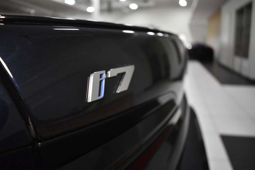 Used 2025 BMW i7 xDrive60 AWD/4WD image 16