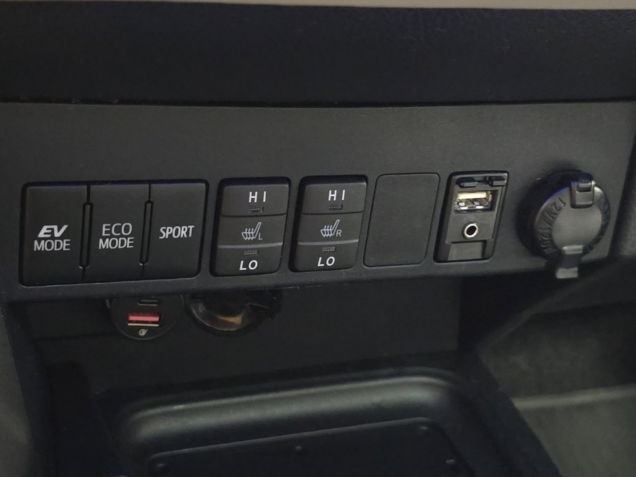 Used 2018 Toyota RAV4 XLE image 7