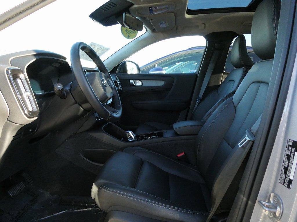 Used 2024 Volvo XC40 B5 Plus image 28