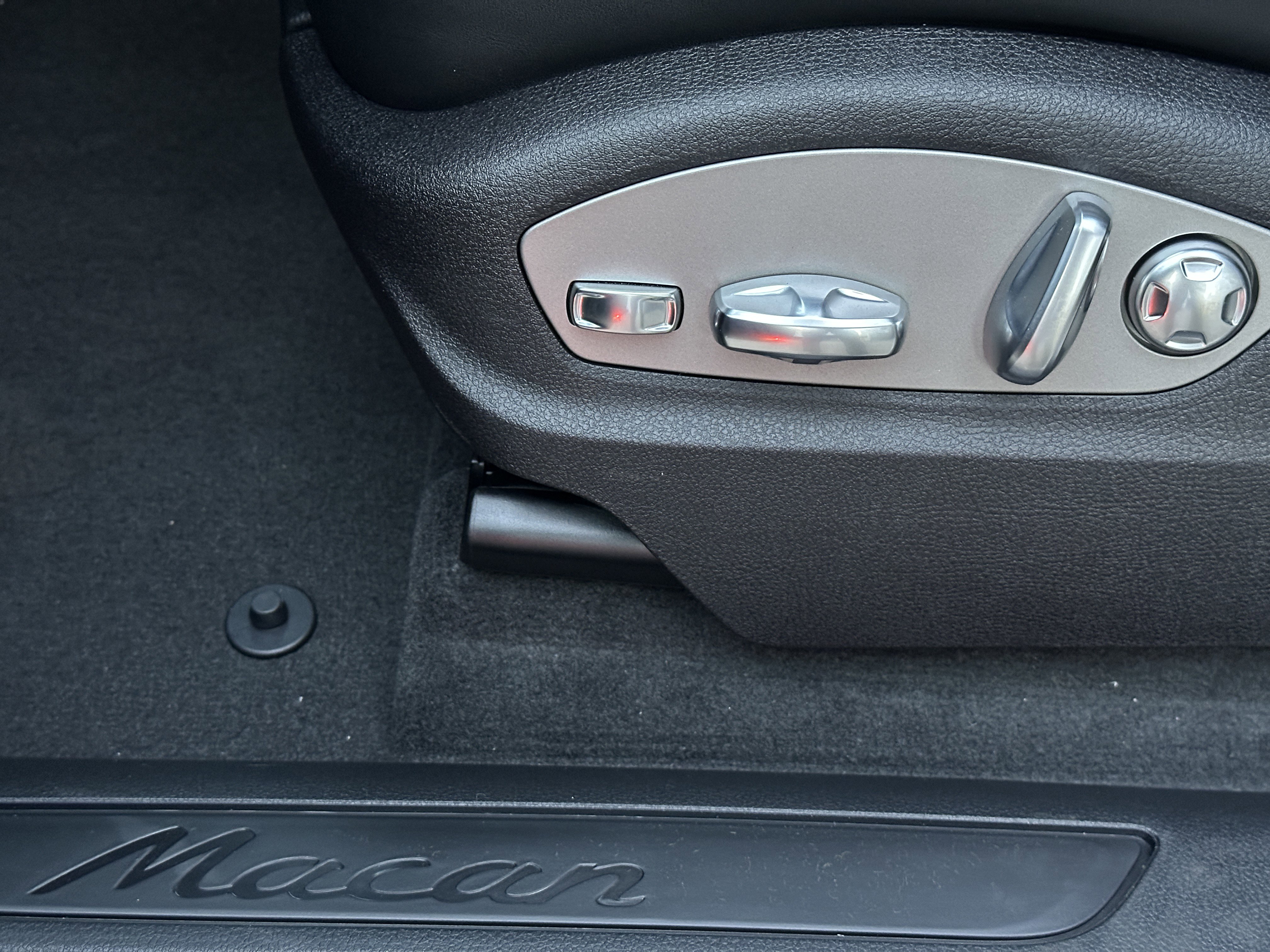 New 2026 Porsche Macan AWD/4WD image 28