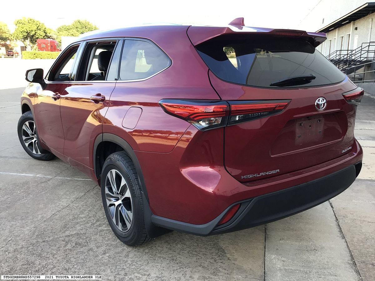 Used 2021 Toyota Highlander XLE AWD/4WD image 6