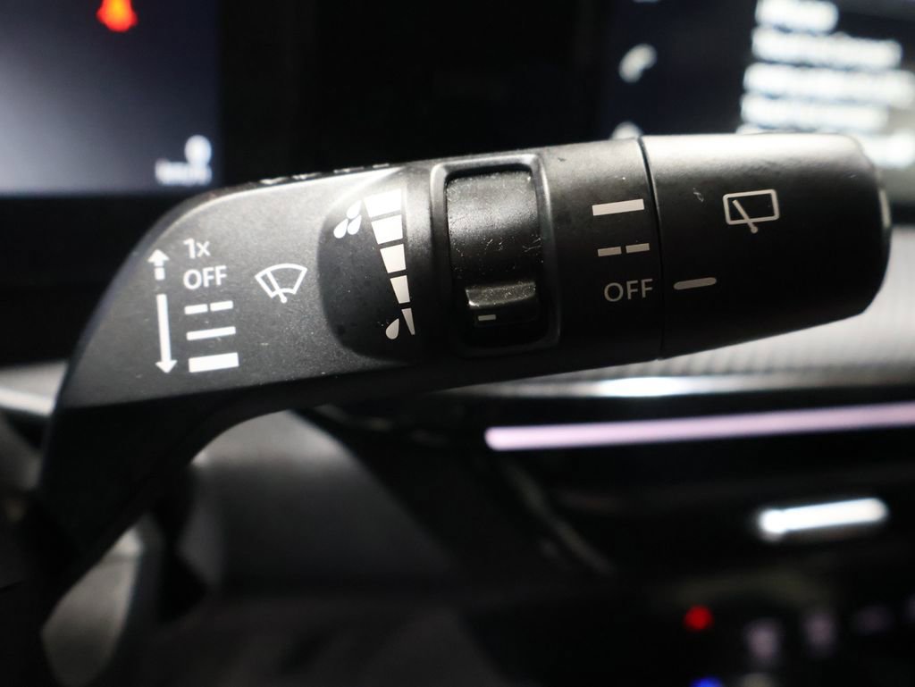 Used 2025 Nissan Kicks SR image 39