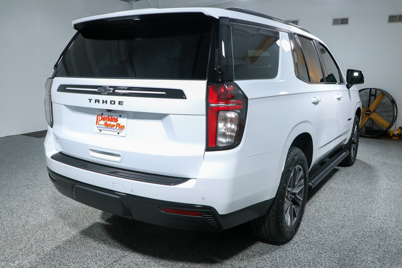 Used 2023 Chevrolet Tahoe Z71 w/ Luxury Package AWD/4WD image 7