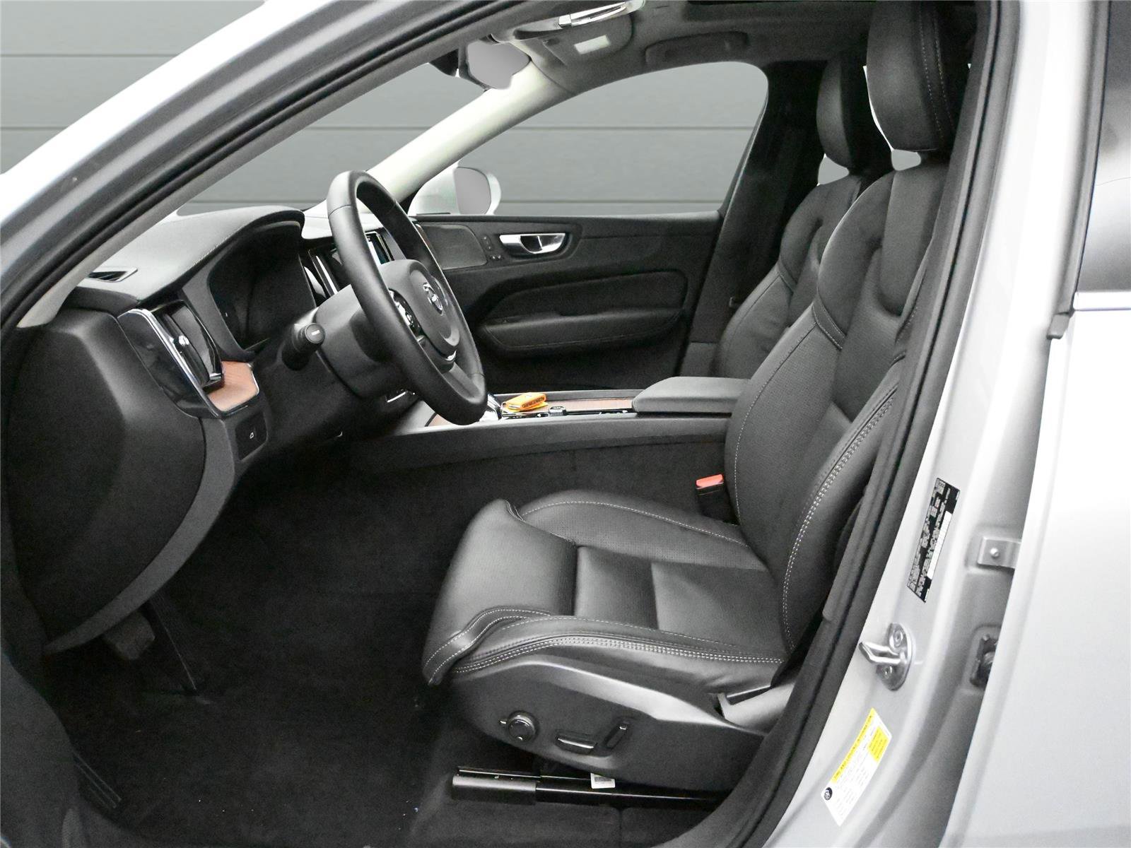 Used 2023 Volvo XC60 B6 Ultimate w/ Climate Package image 7