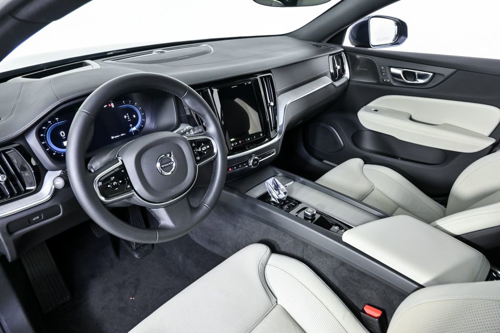 Used 2025 Volvo V60 B5 Cross Country Ultra image 5