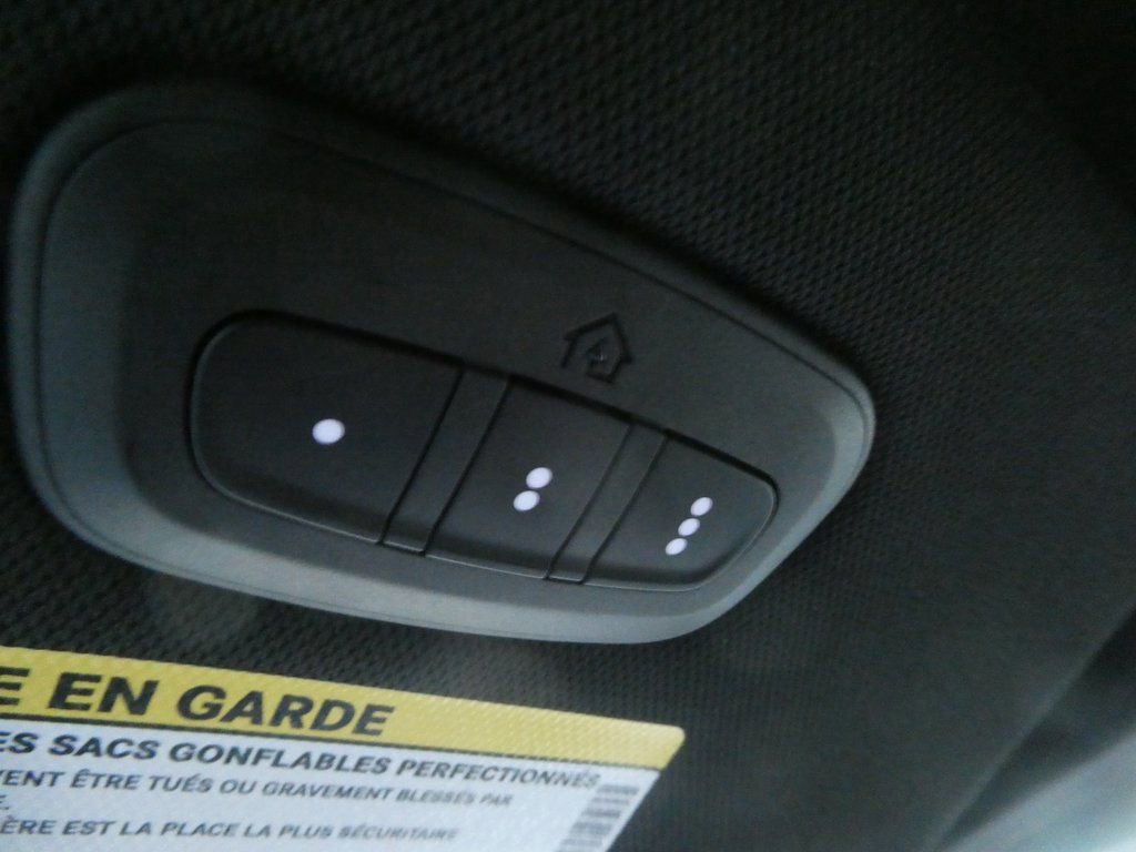 Used 2025 Chrysler Pacifica Select image 20
