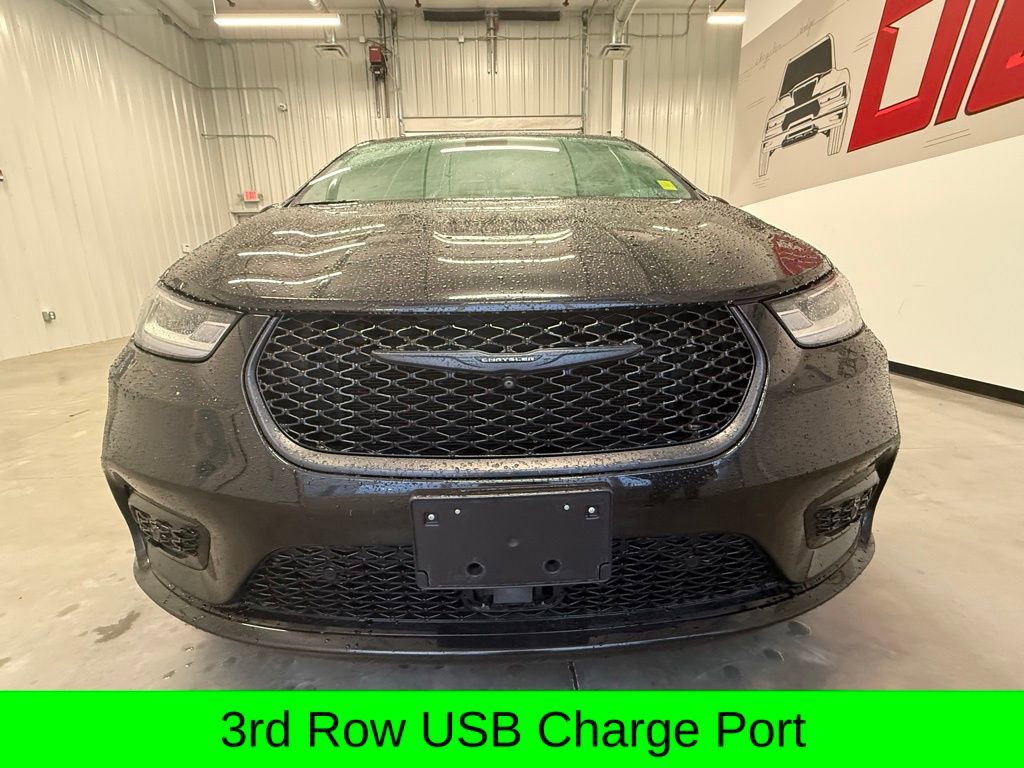 Used 2022 Chrysler Pacifica Touring-L w/ Uconnect Theater Family Group FWD image 13