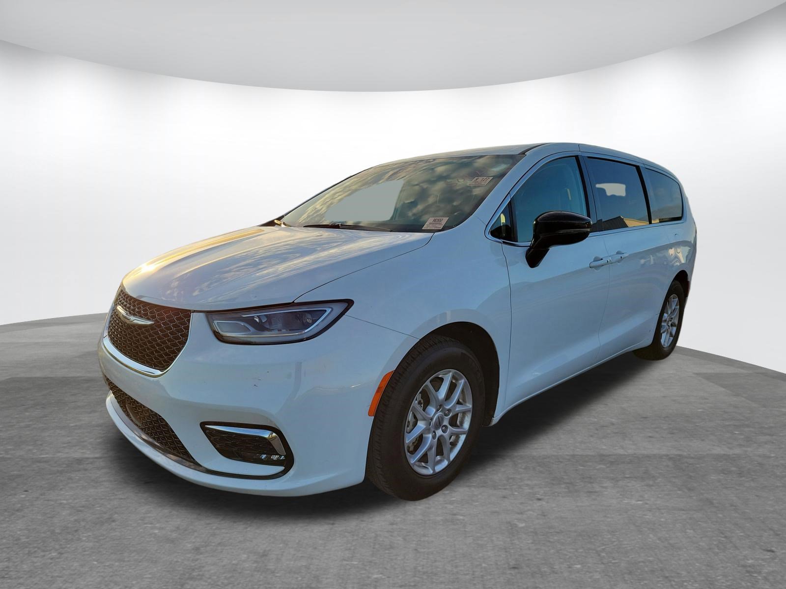 Used 2024 Chrysler Pacifica Touring-L image 3