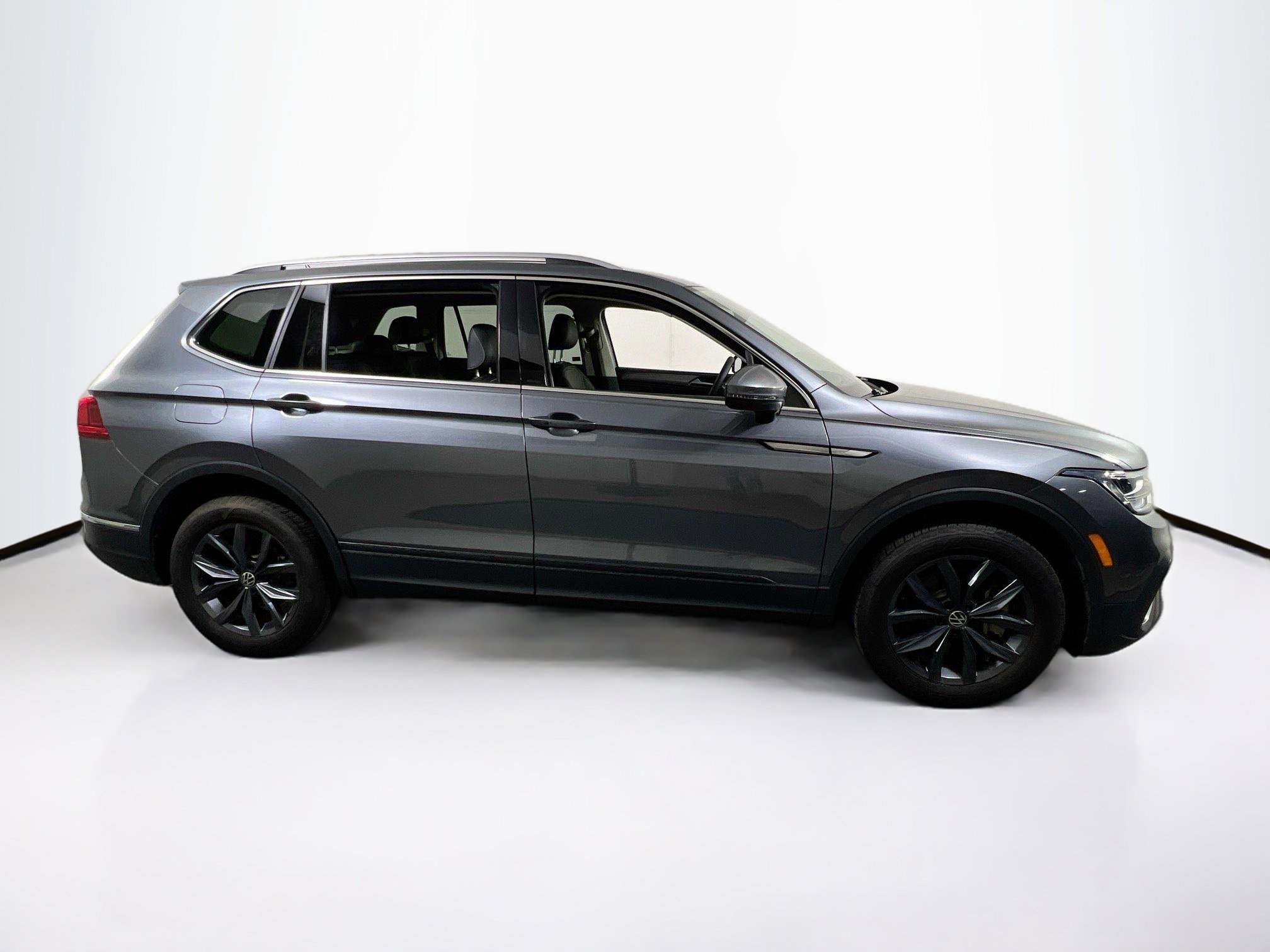 Used 2022 Volkswagen Tiguan SE AWD/4WD image 4