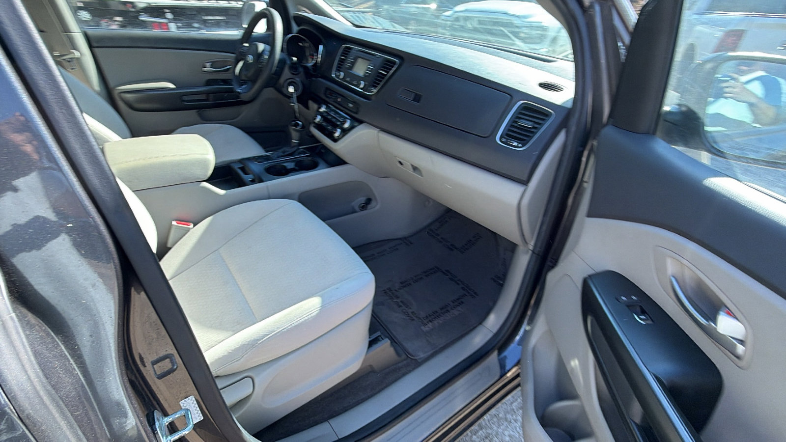 Used 2017 Kia Sedona LX image 19
