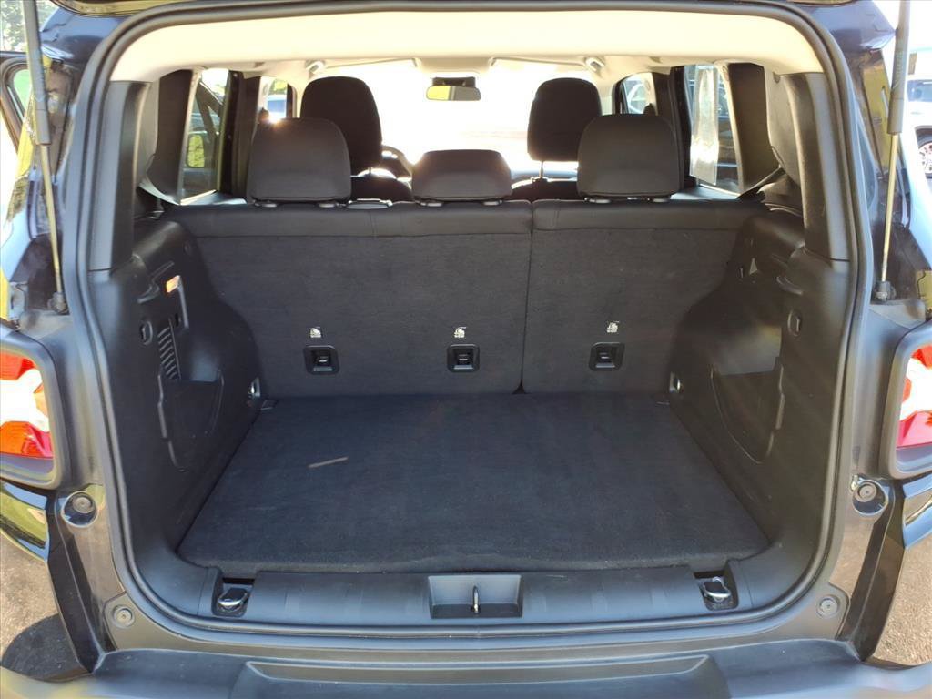 Used 2023 Jeep Renegade Latitude AWD/4WD image 19