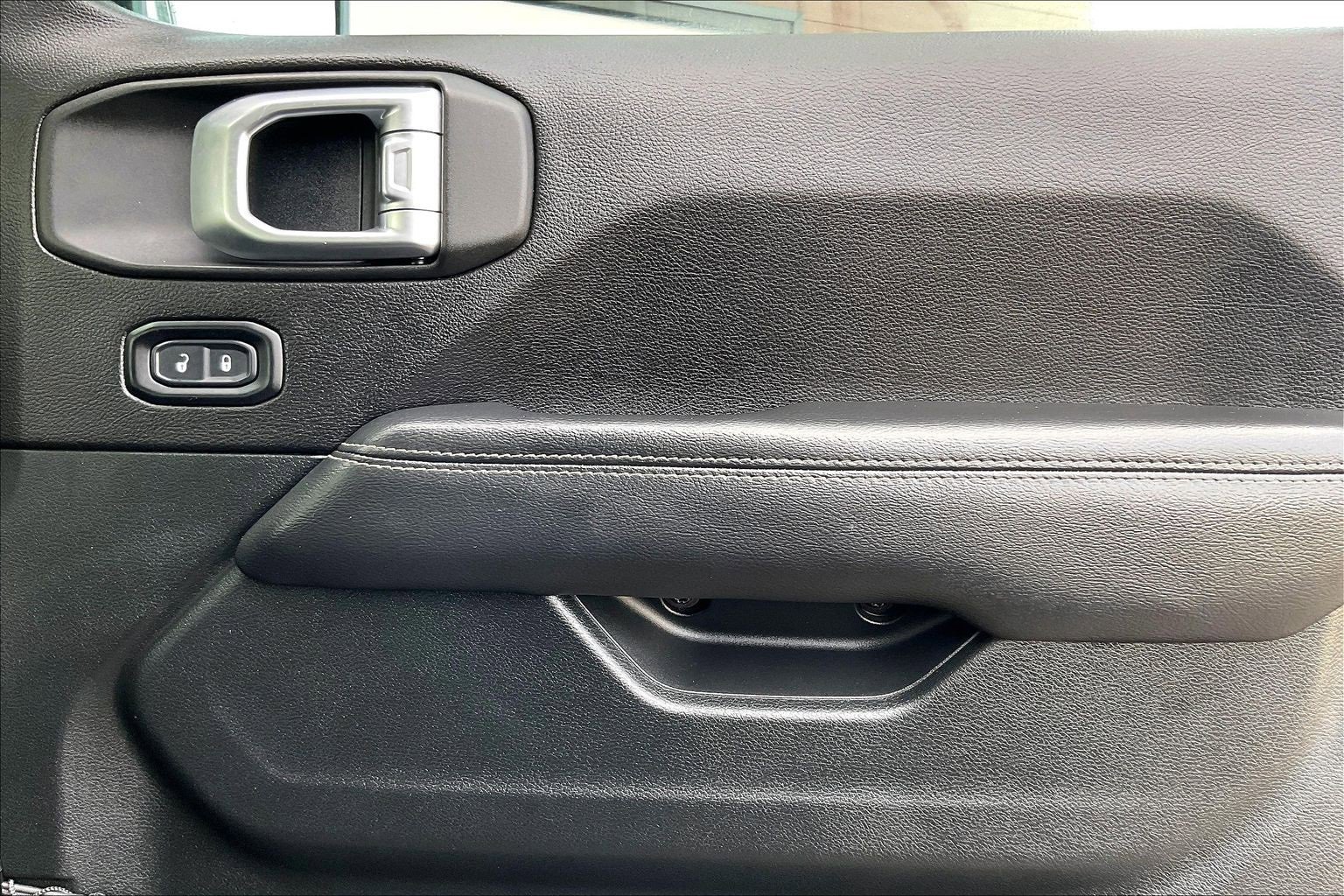 Used 2019 Jeep Wrangler Unlimited Sahara w/ Uconnect 4C Nav & Sound Group image 19