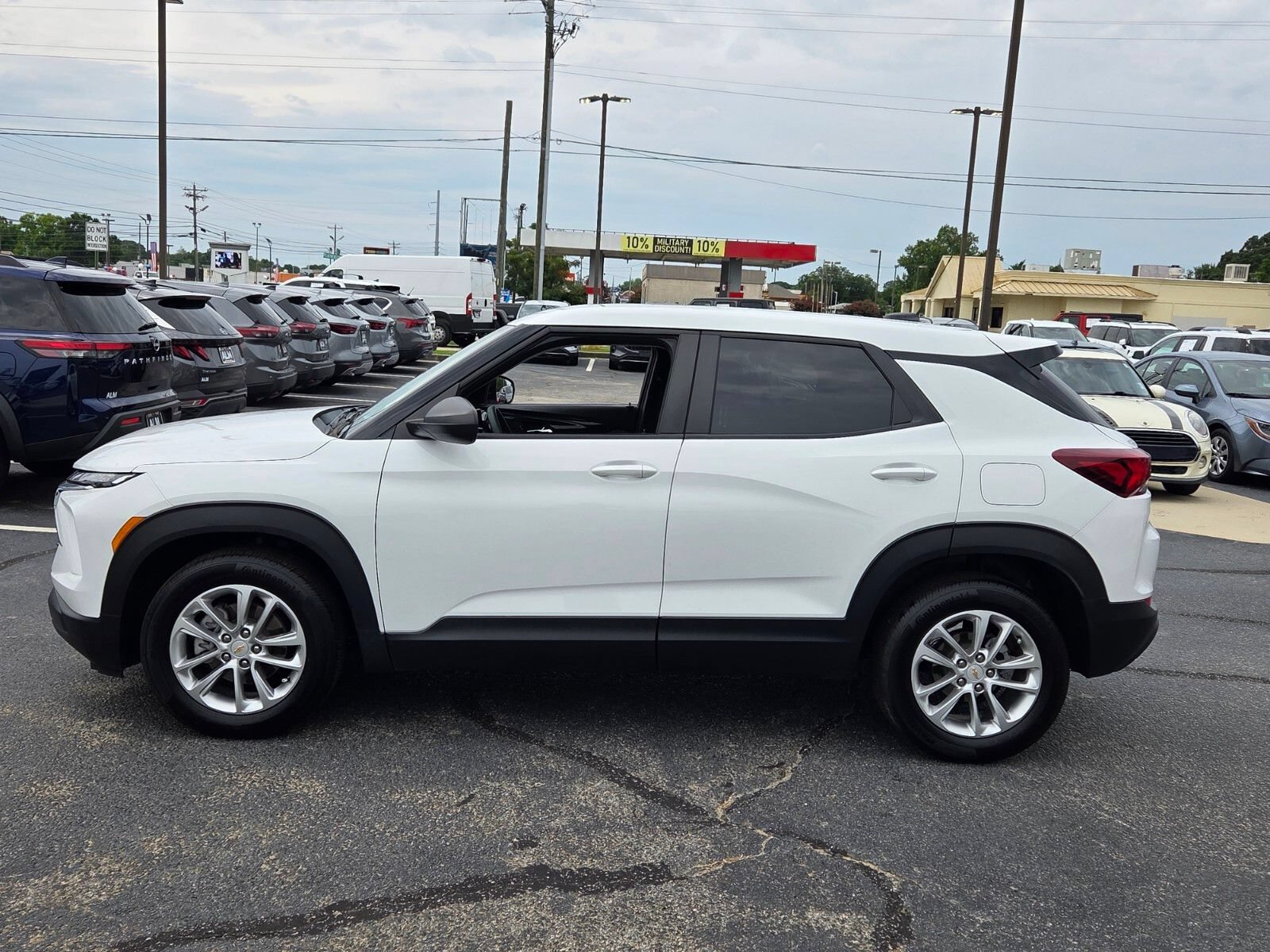 Used 2024 Chevrolet TrailBlazer LS w/ LS Convenience Package FWD image 4