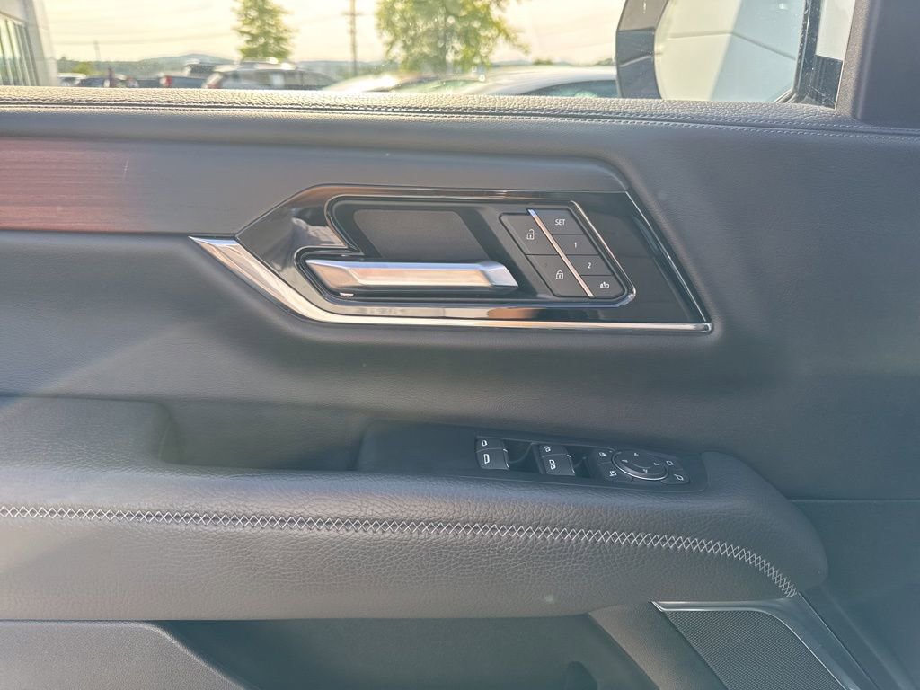 Used 2025 GMC Yukon Denali RWD image 11