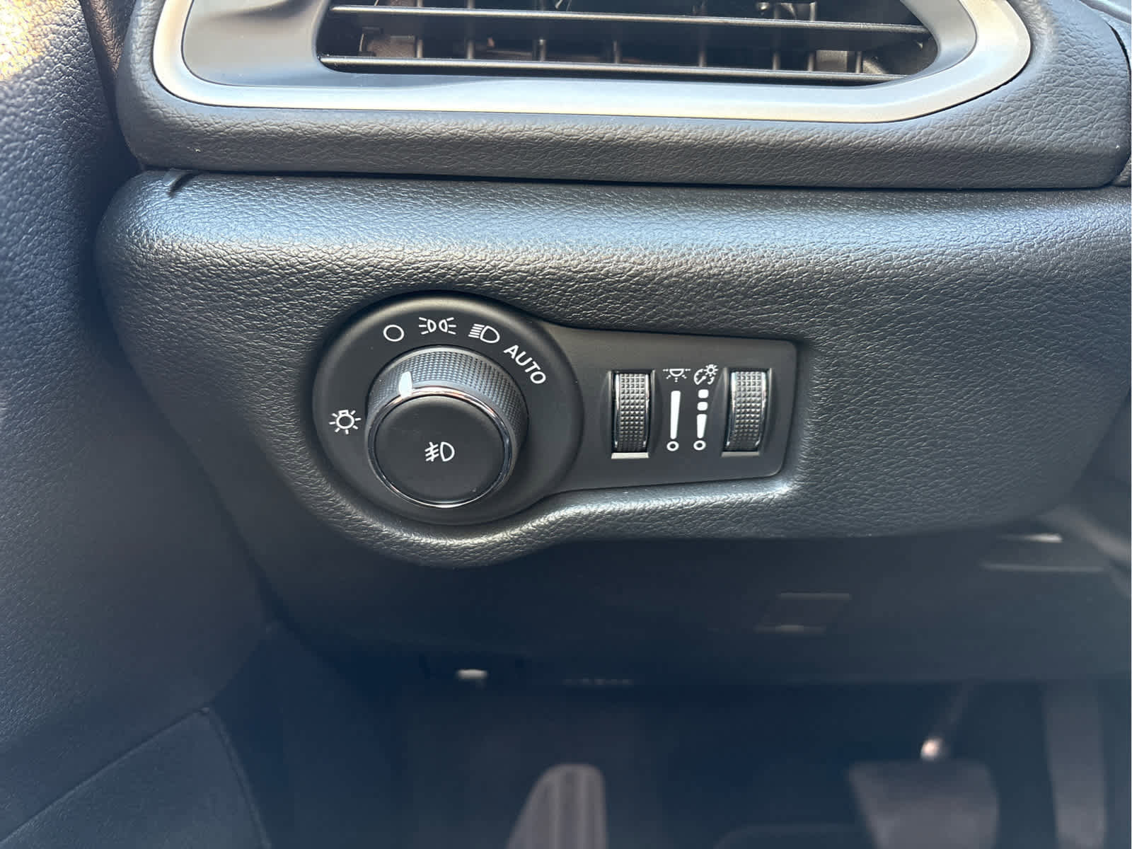 Used 2026 Chrysler Pacifica Select FWD image 30