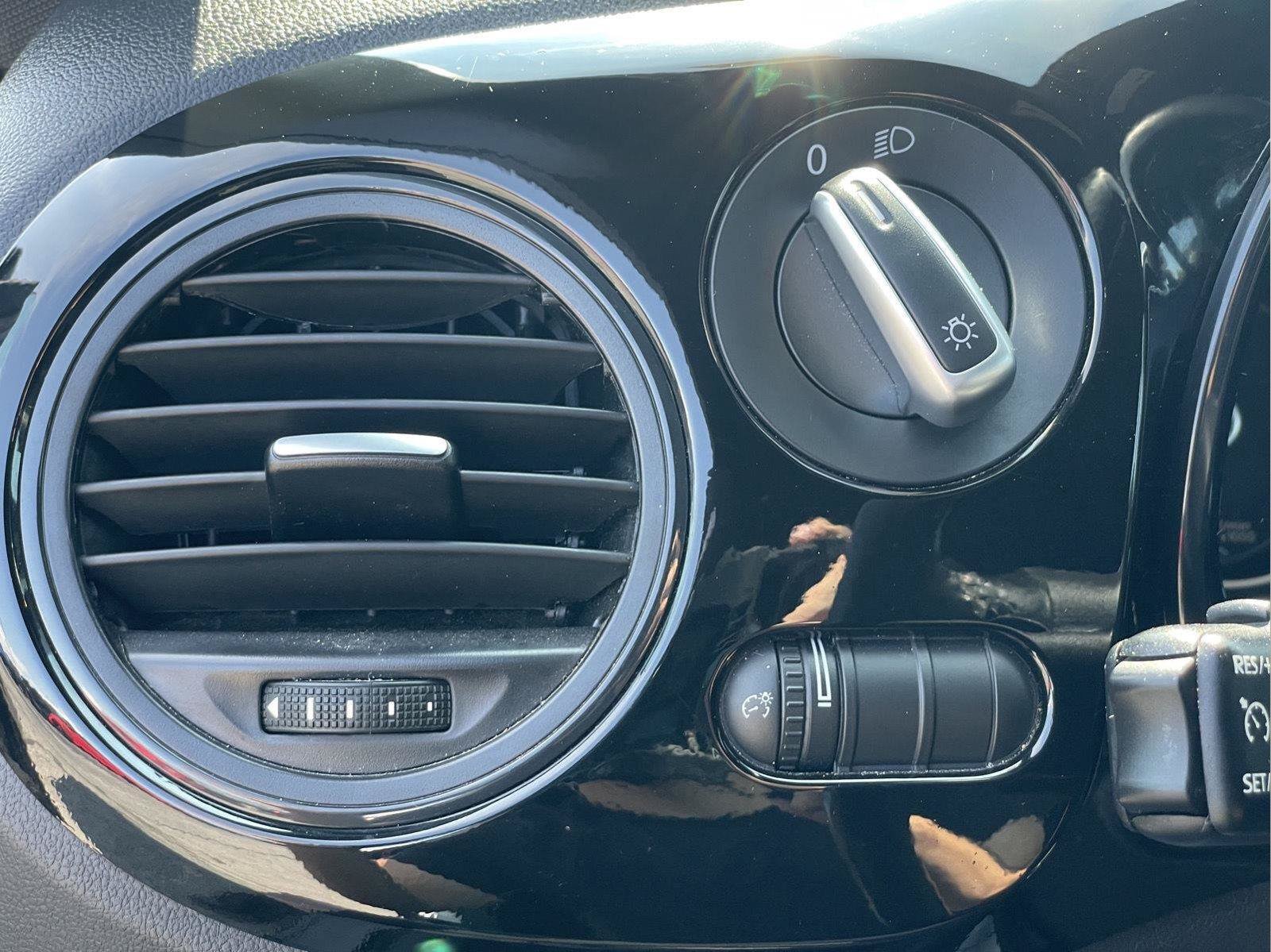 Used 2018 Volkswagen Beetle 2.0T FWD image 27