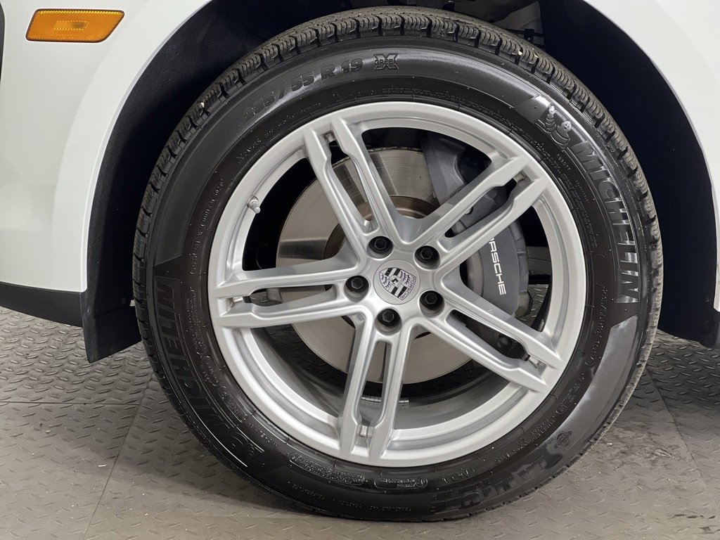 Certified 2025 Porsche Macan image 11