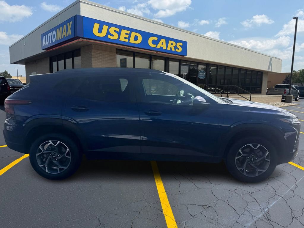 Used 2024 Chevrolet Trax LT w/ Sunroof Package FWD image 2